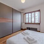 Guesthost - Modern Bright Flat In Apartment