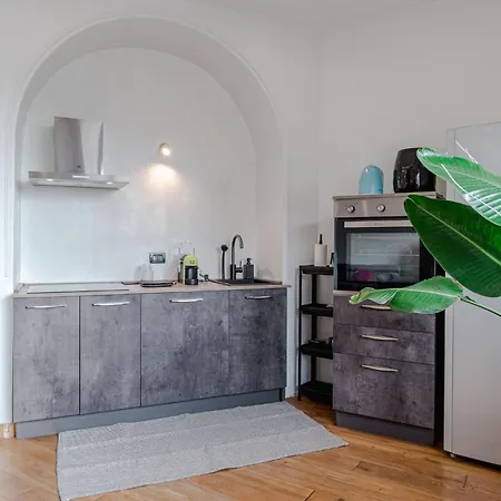 Guesthost - Modern Bright Flat In