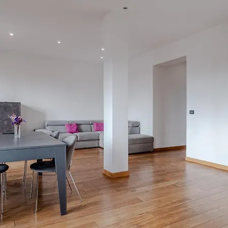 Guesthost - Modern Bright Flat In Torino
