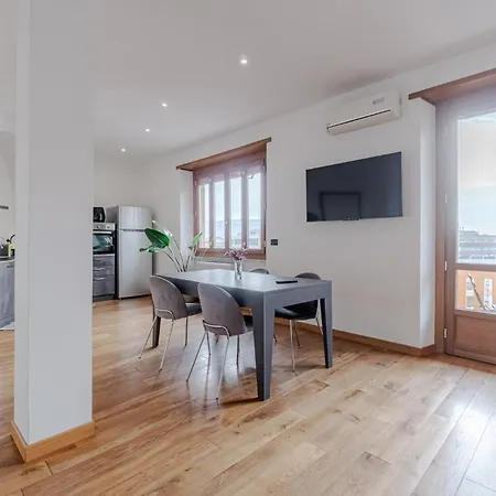 Guesthost - Modern Bright Flat In