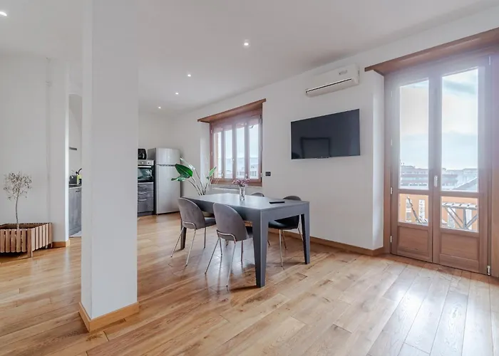 Guesthost - Modern Bright Flat In