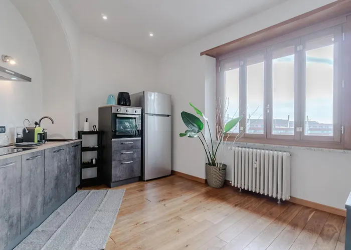 Guesthost - Modern Bright Flat In Apartment