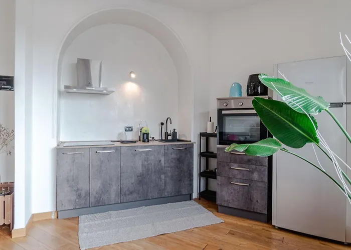 Guesthost - Modern Bright Flat In