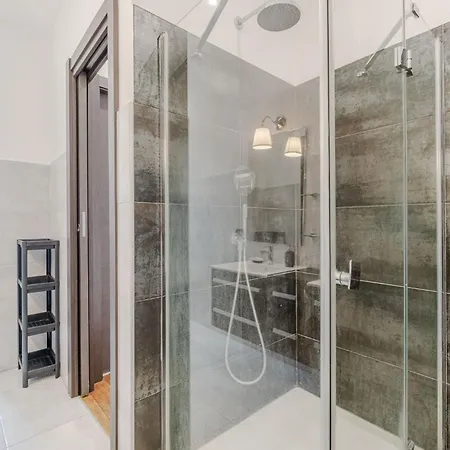 Guesthost - Modern Bright Flat In 아파트 토리노